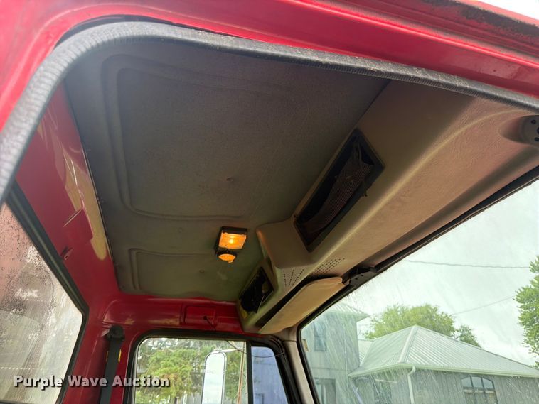image for item FB5926 1996 International 4700 grapple truck