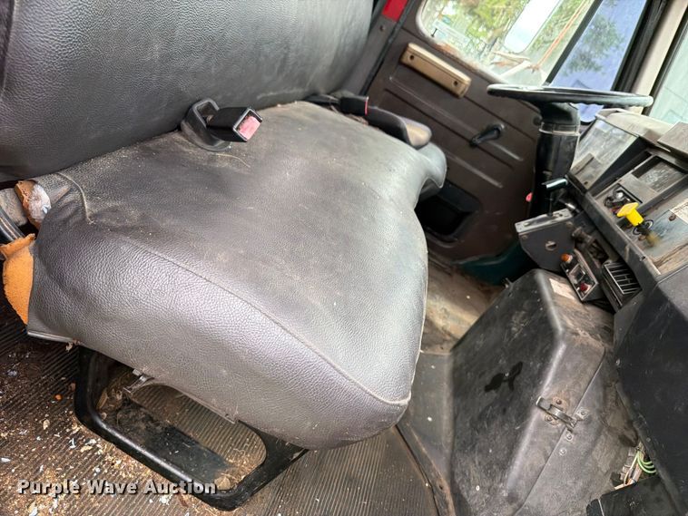 image for item FB5926 1996 International 4700 grapple truck