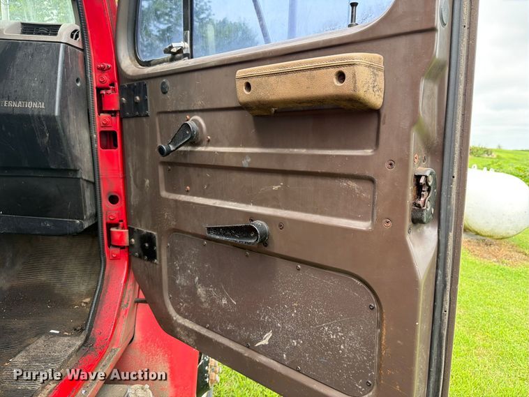 image for item FB5926 1996 International 4700 grapple truck