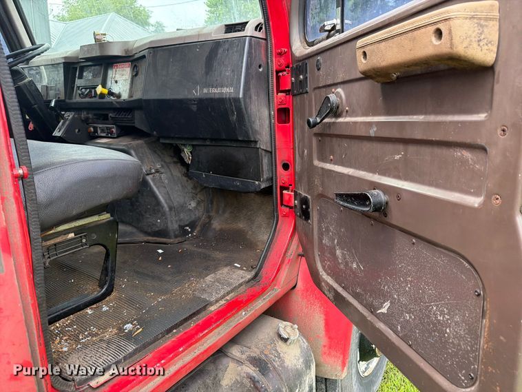 image for item FB5926 1996 International 4700 grapple truck