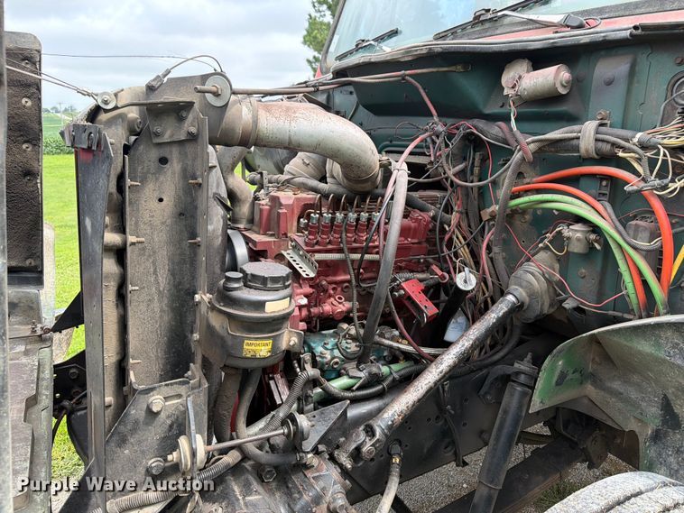 image for item FB5926 1996 International 4700 grapple truck