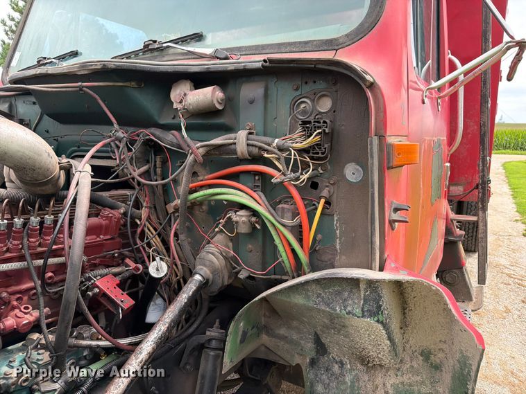 image for item FB5926 1996 International 4700 grapple truck