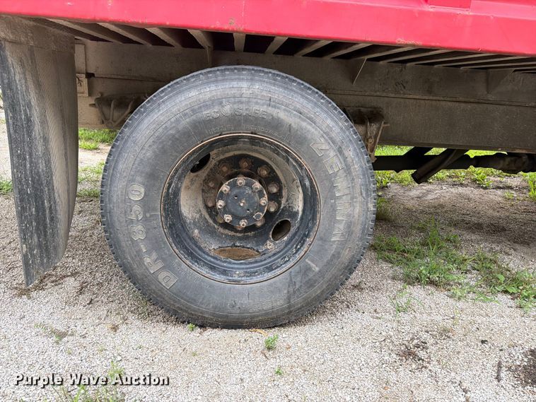 image for item FB5926 1996 International 4700 grapple truck