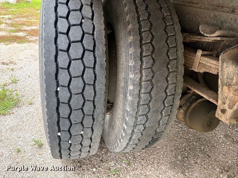 image for item FB5926 1996 International 4700 grapple truck