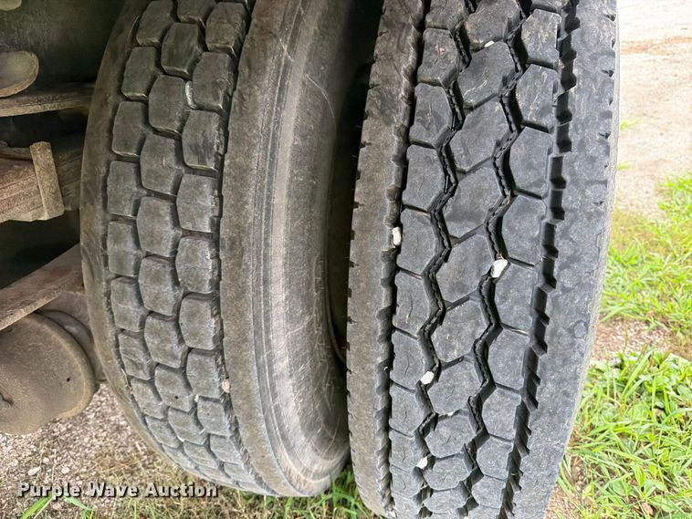 image for item FB5926 1996 International 4700 grapple truck