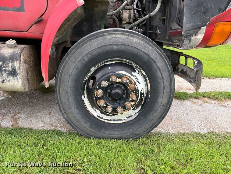 image for item FB5926 1996 International 4700 grapple truck