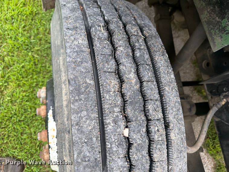 image for item FB5926 1996 International 4700 grapple truck