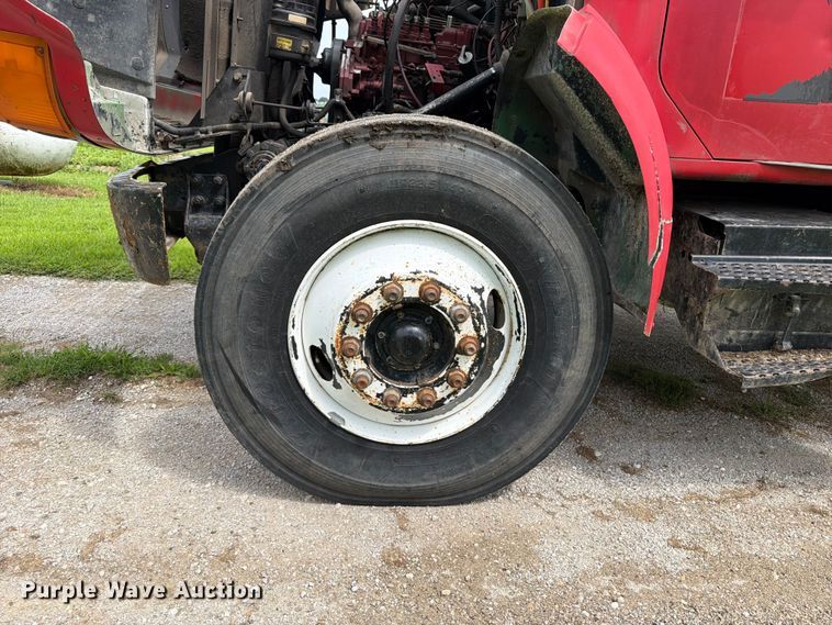 image for item FB5926 1996 International 4700 grapple truck