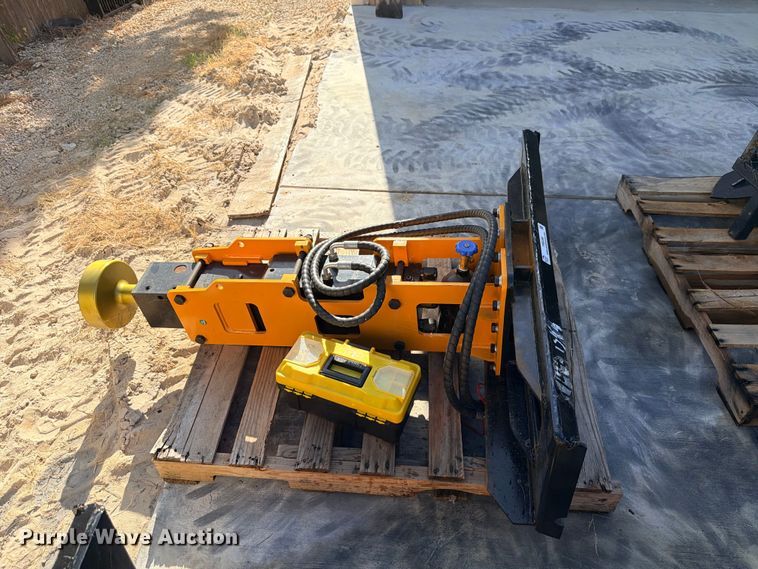 image for item FB8298 2026 Giyi D680 skid steer post driver