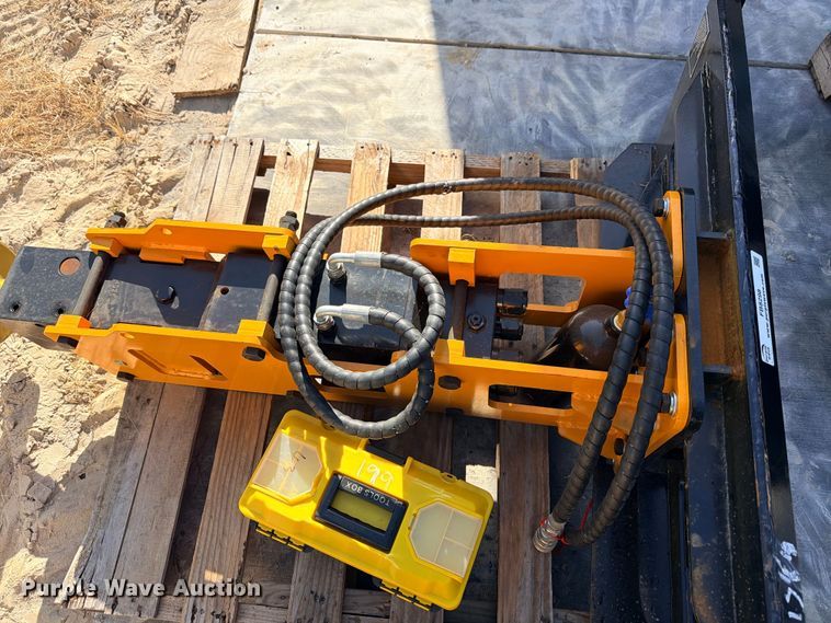 image for item FB8298 2026 Giyi D680 skid steer post driver