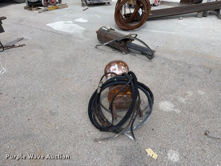 image for item FC3320 (2) hydraulic auger drivers