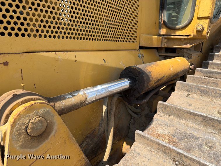 image for item FC3326 1999 Caterpillar D6M dozer