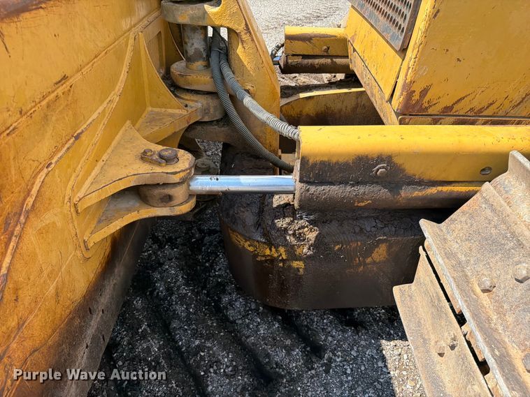 image for item FC3326 1999 Caterpillar D6M dozer