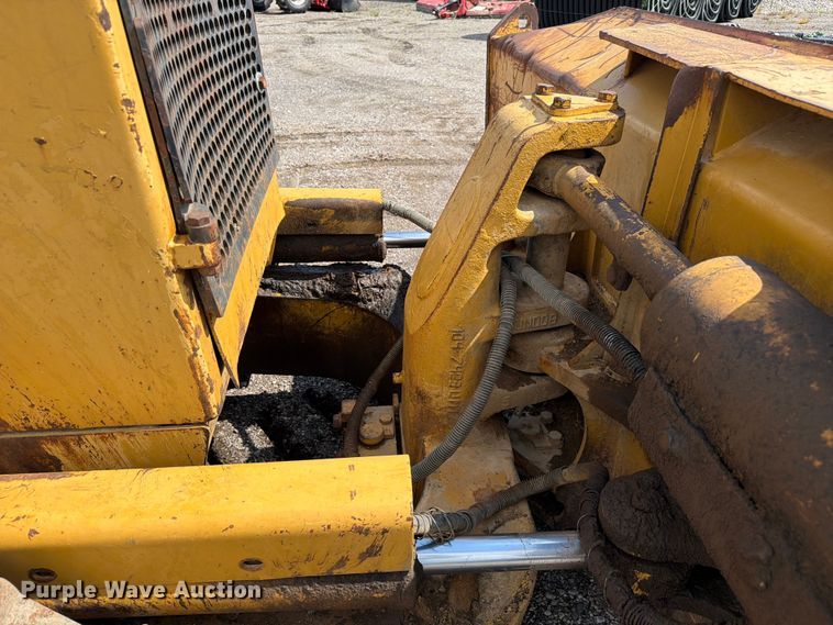 image for item FC3326 1999 Caterpillar D6M dozer