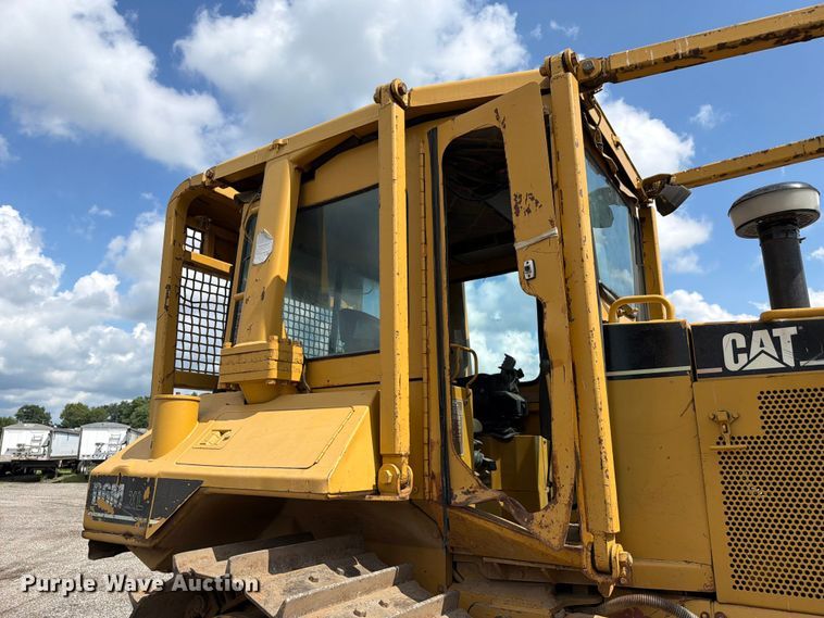image for item FC3326 1999 Caterpillar D6M dozer