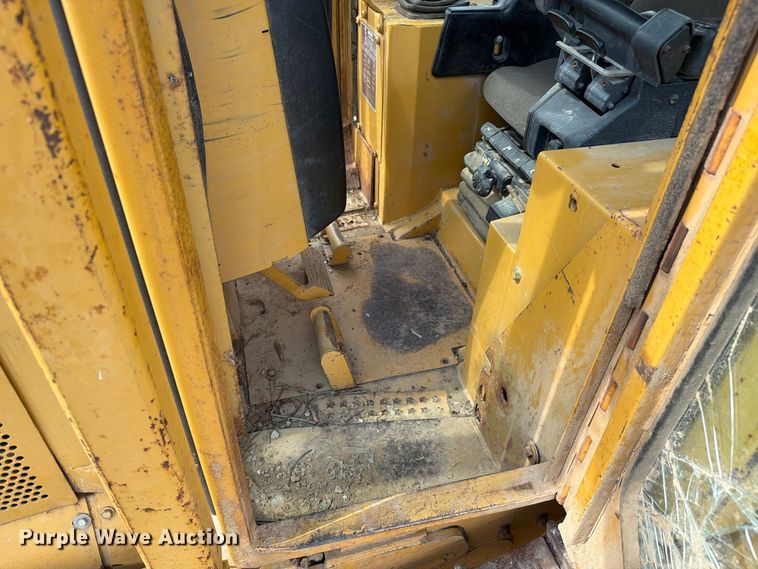 image for item FC3326 1999 Caterpillar D6M dozer