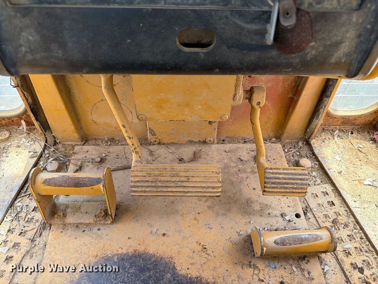 image for item FC3326 1999 Caterpillar D6M dozer