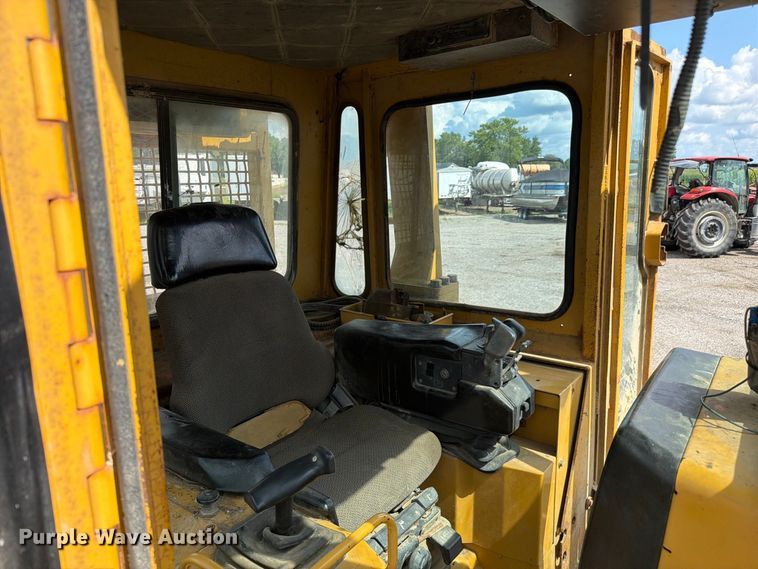 image for item FC3326 1999 Caterpillar D6M dozer