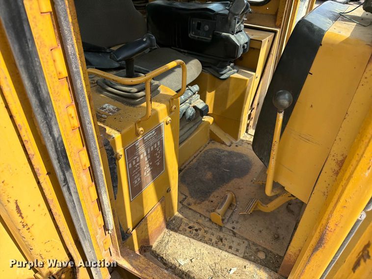image for item FC3326 1999 Caterpillar D6M dozer