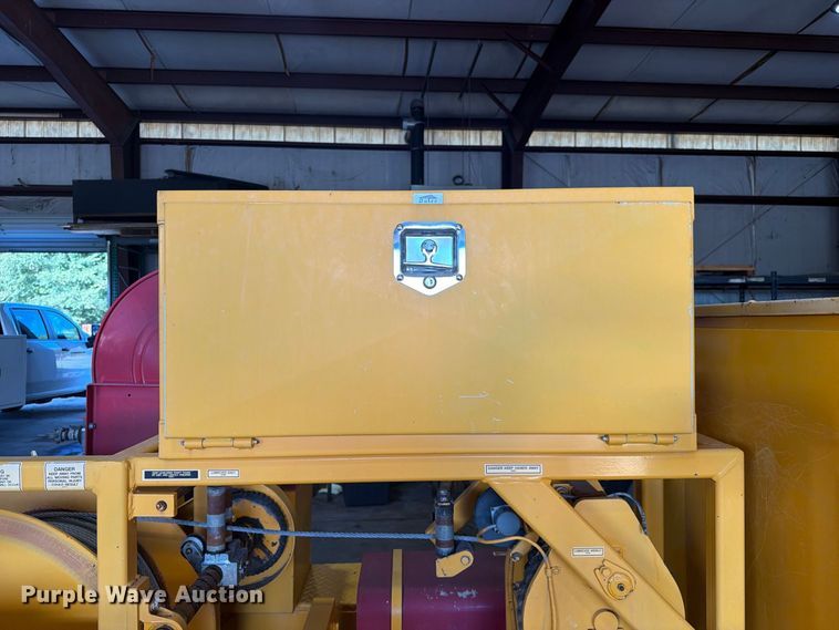 image for item FC3329 2000 International Inc UP70B cable puller