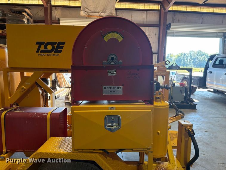 image for item FC3329 2000 International Inc UP70B cable puller