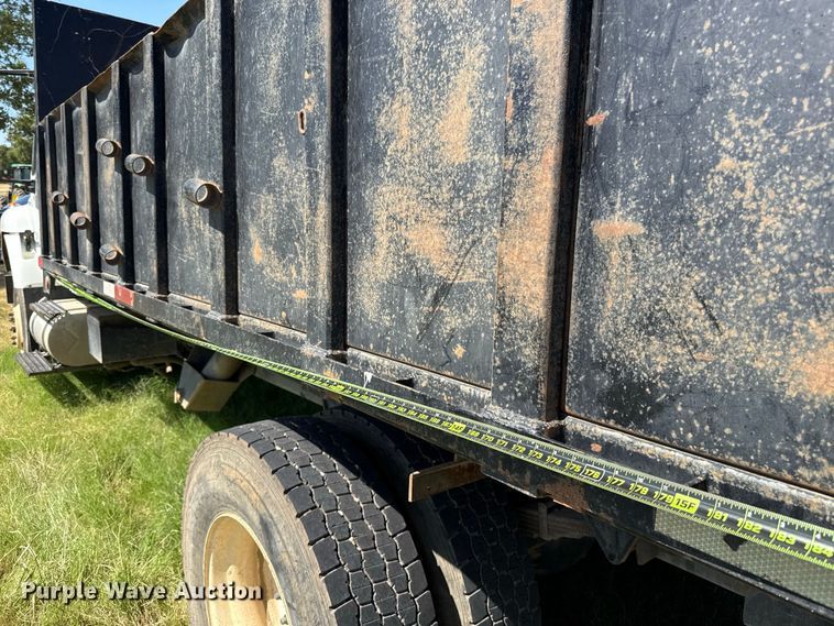 image for item FC4205 2011 International 7400 SBA 4X2 dump truck