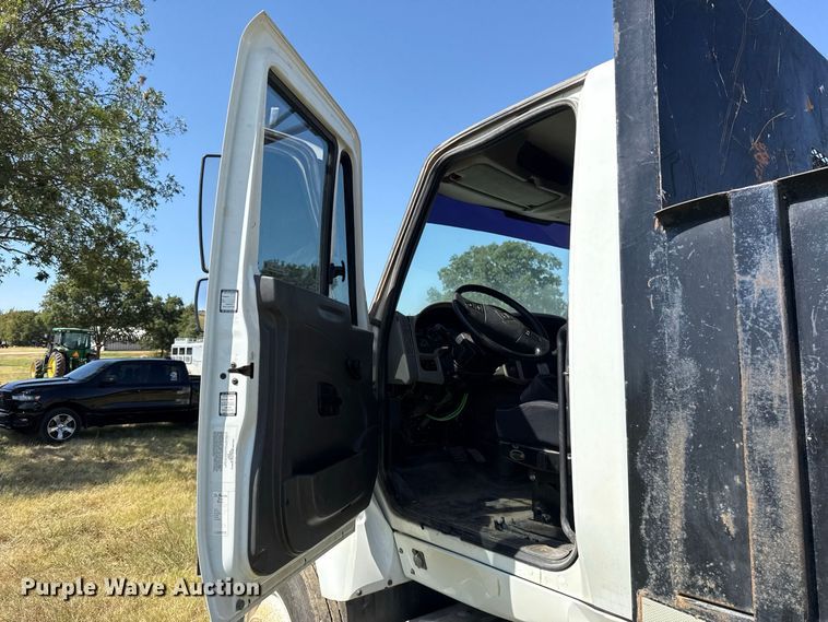 image for item FC4205 2011 International 7400 SBA 4X2 dump truck
