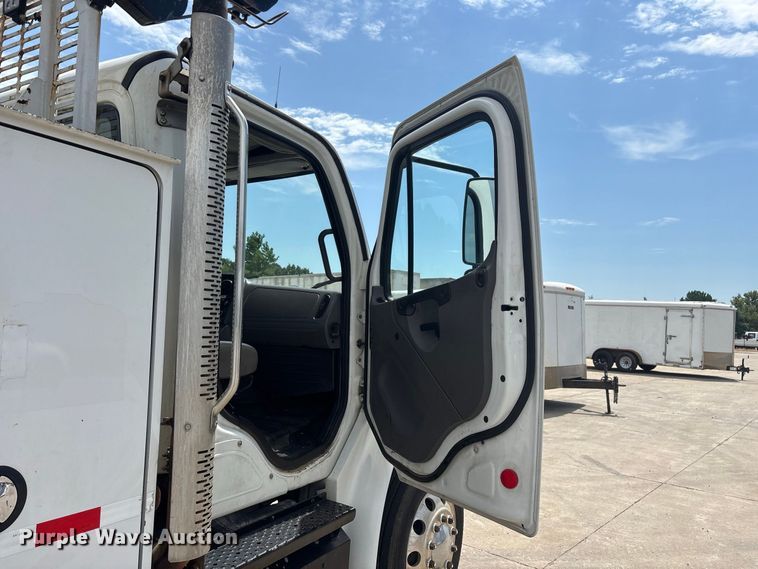 image for item FG0616 2011 Freightliner M2 Business Class utility / service truck