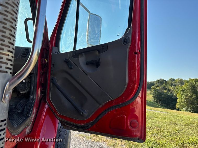image for item FG0623 2009 Freightliner dump truck