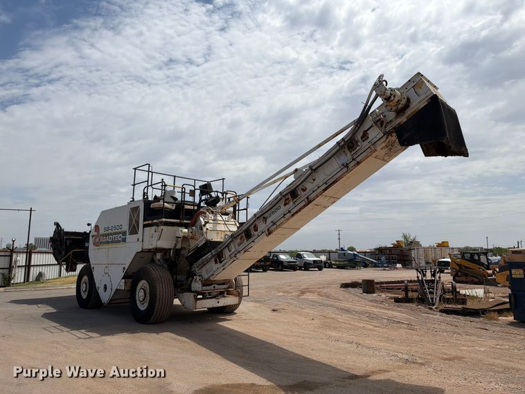 image for item FI0362 Roadtec SB-2500 material transfer vehicle