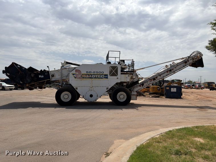 image for item FI0362 Roadtec SB-2500 material transfer vehicle