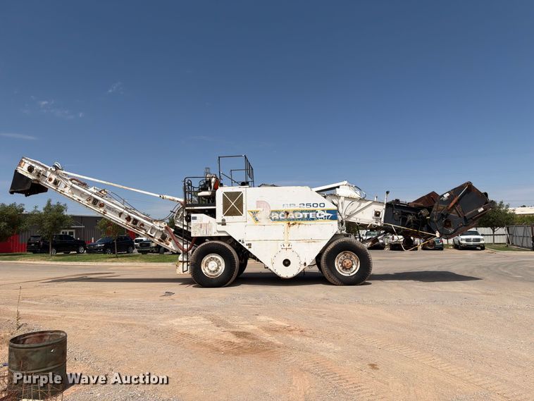 image for item FI0362 Roadtec SB-2500 material transfer vehicle