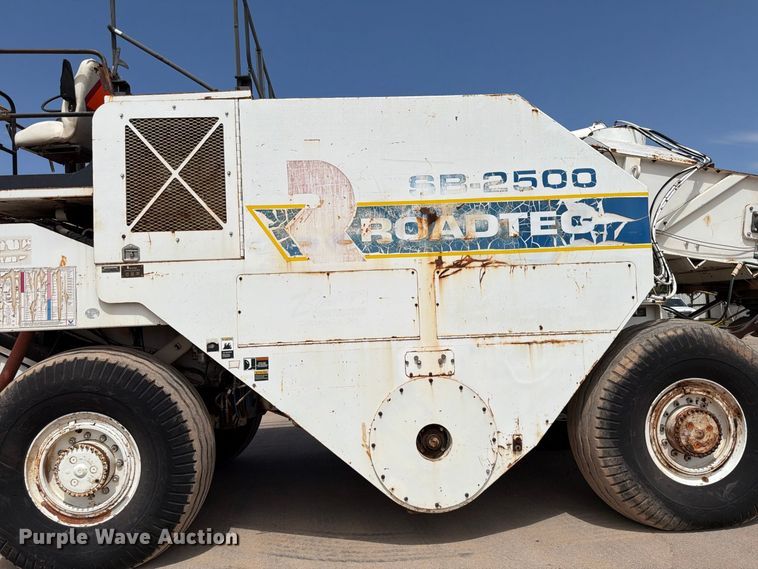 image for item FI0362 Roadtec SB-2500 material transfer vehicle