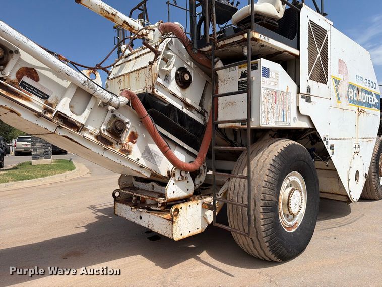 image for item FI0362 Roadtec SB-2500 material transfer vehicle