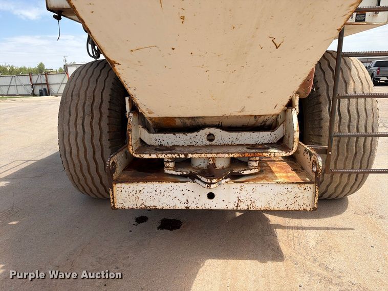 image for item FI0362 Roadtec SB-2500 material transfer vehicle