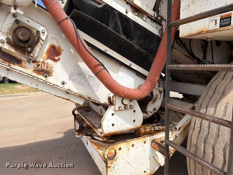 image for item FI0362 Roadtec SB-2500 material transfer vehicle