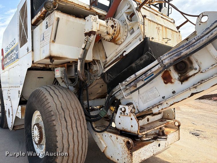 image for item FI0362 Roadtec SB-2500 material transfer vehicle