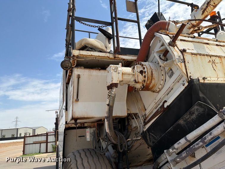 image for item FI0362 Roadtec SB-2500 material transfer vehicle