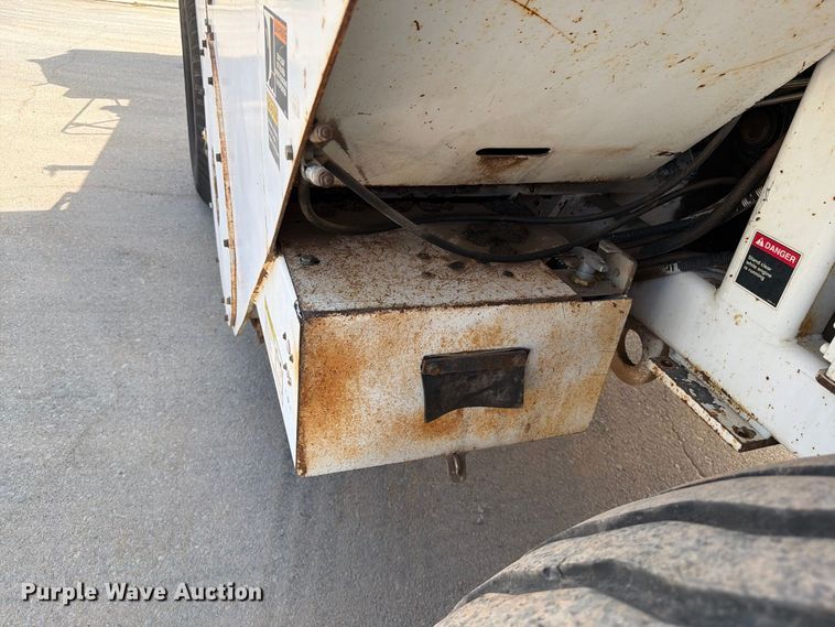 image for item FI0362 Roadtec SB-2500 material transfer vehicle