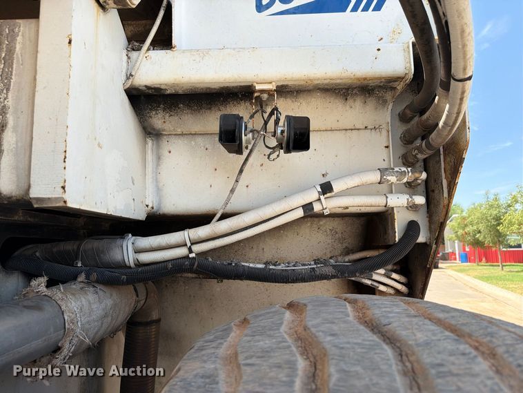 image for item FI0362 Roadtec SB-2500 material transfer vehicle
