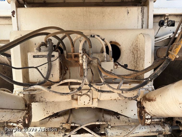 image for item FI0362 Roadtec SB-2500 material transfer vehicle