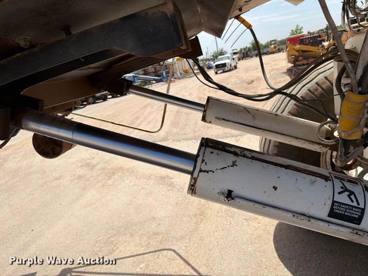image for item FI0362 Roadtec SB-2500 material transfer vehicle