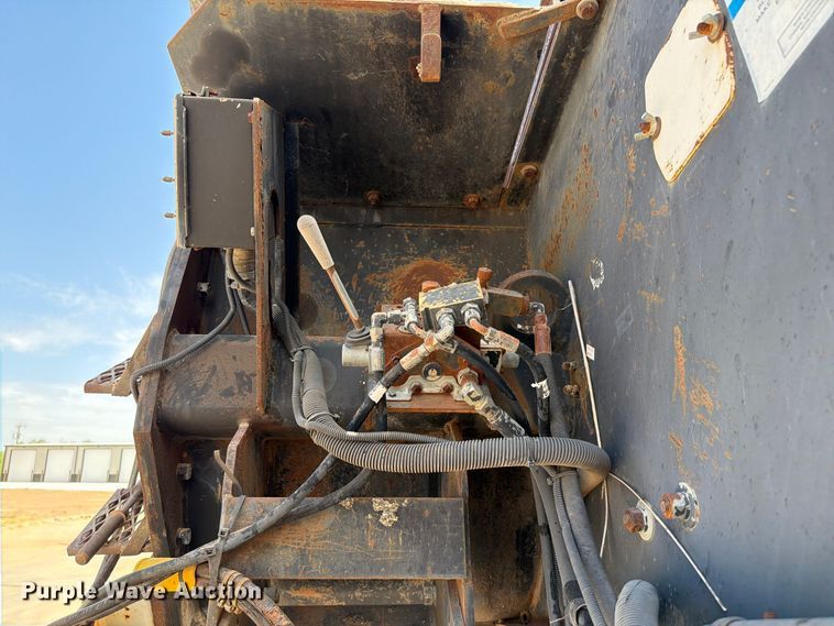 image for item FI0362 Roadtec SB-2500 material transfer vehicle