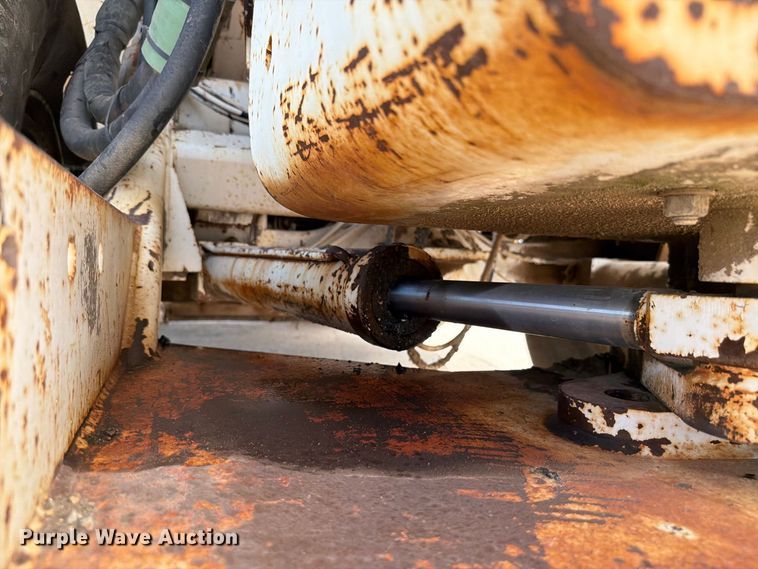 image for item FI0362 Roadtec SB-2500 material transfer vehicle