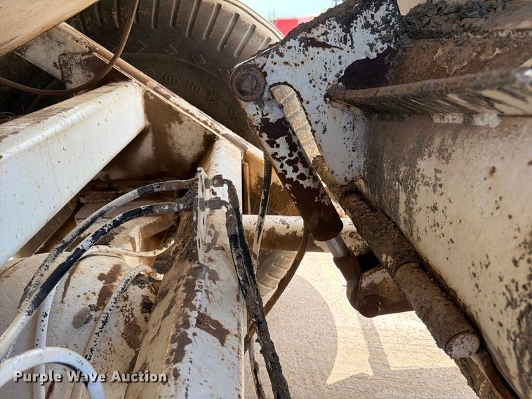 image for item FI0362 Roadtec SB-2500 material transfer vehicle