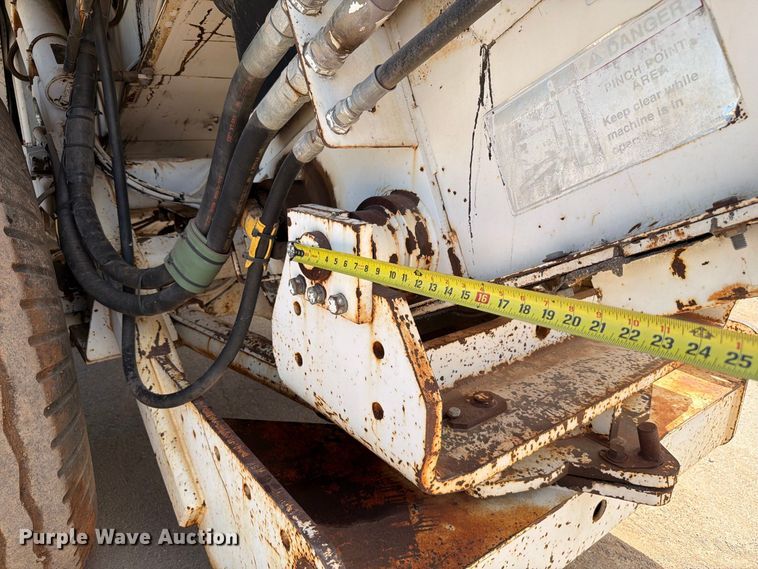 image for item FI0362 Roadtec SB-2500 material transfer vehicle