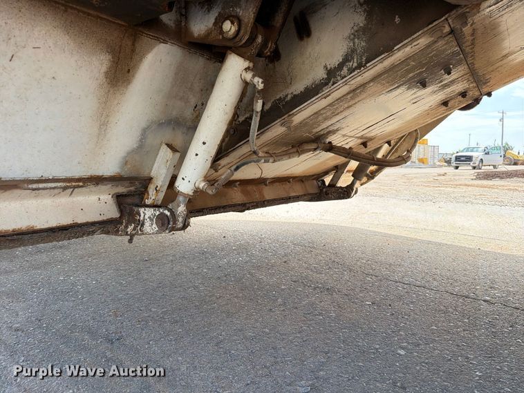image for item FI0362 Roadtec SB-2500 material transfer vehicle