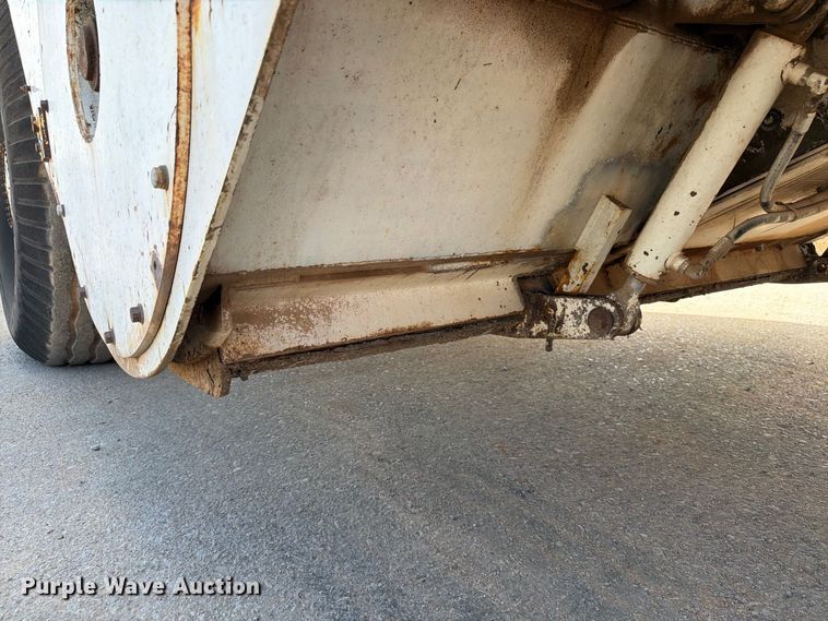 image for item FI0362 Roadtec SB-2500 material transfer vehicle