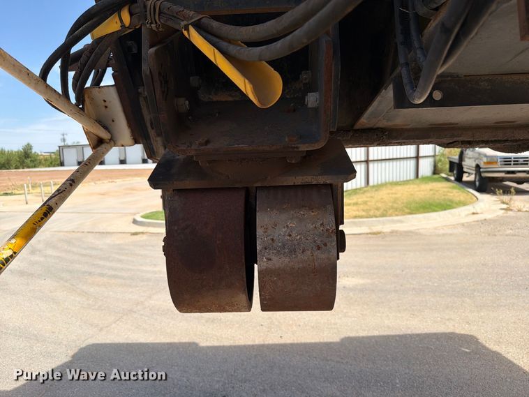 image for item FI0362 Roadtec SB-2500 material transfer vehicle