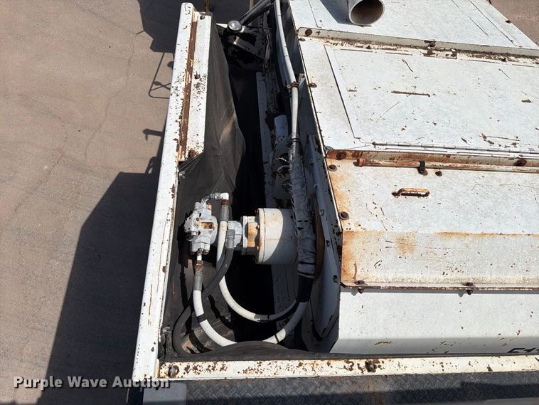 image for item FI0362 Roadtec SB-2500 material transfer vehicle